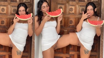 Lariza Goes comendo melancia e passando o caldinho na buceta