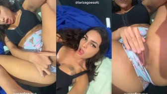 Lariza Goes video vazado masturbandodd a bucetinha na cama