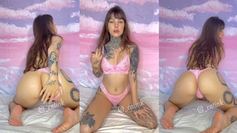 Catink puta tatuada de quatro mostrando o cuzinho apertado