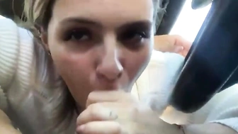 Jade Canhão mamando o pau do namorado enquanto ele dirige
