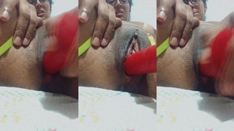Luaninha Becker arrombando a bucetinha com um pau de borracha