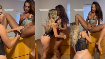 Debora Peixoto arrombando a bucetinha da Patrica Paula na putaria lésbica