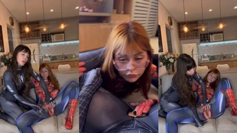 Sttaringartx e Catink transando com fantasia de homem aranha