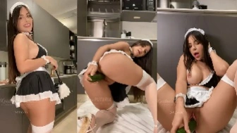 Dyh Costa senta forte no pepino usando roupinha de empregadinha porno
