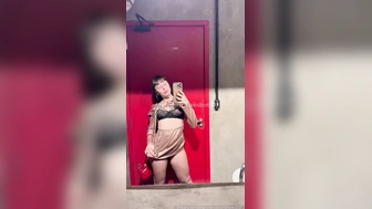 Yamine novinha safada mostrando os peitos naturais no banheiro da balada
