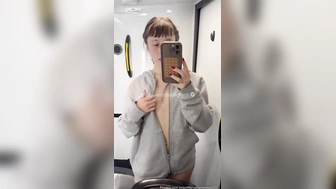 Yamine nua mostrando a buceta e os peitos no banheiro do avião