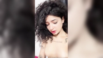 Aquela La safada com tesão passando o dedo na bucetinha greluda