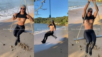 Bia Bonaventura mostrando os peitos em publico em um balanço