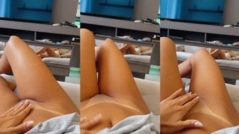 Isa Muniiz peladinha filmando a buceta depilada