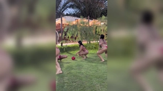 Lina Nakamura rebolando o cuzão gostoso na sacanagem com as amigas