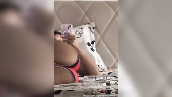 Livia Rosa caiu na net filmando a buceta no espelho