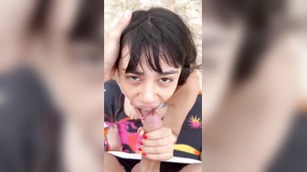 Mayumi chupando a pica do namorado na praia deserta de dia