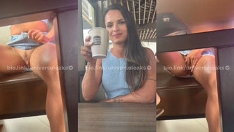 Hotcherrybr safada exibindo a buceta em publico no restaurante