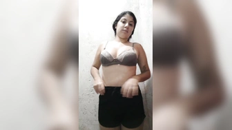 Mia Bueno novinha amadora ficando pelada no banheiro