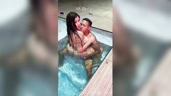 Filmando a esposa Mari Casada transando com novinho na piscina