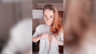 Ruivinha nerd nua em busca de sexo amador gostoso