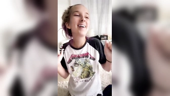 Gatinha abrindo a bucetinha molhadinha gostosa de vadia