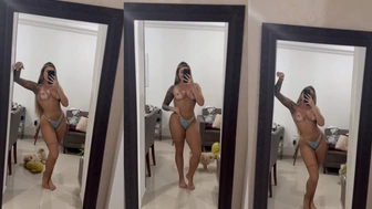 Gabi Tamiris filmando os peitos grandes e gostosos no espelho
