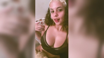 Dancer Hot novinha peituda mostrando os peitos grandes