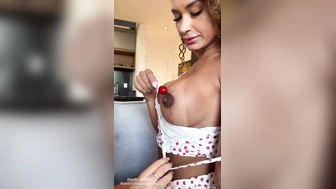 Gabi Tamiris e Patricia de Paula peladas se masturbando bem safadas