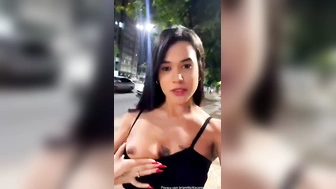 Exibindo peitinhos na rua toda putinha gostosa