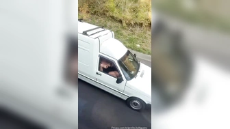 Juli Figueiro flagra amador exibindo os peitos e a buceta para um caminhoneiro na estrada