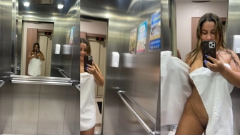 Juli Figueiro exibicionista peladinha de toalha no elevador do prédio