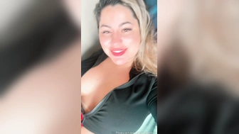 Juli Figueiro safada mostrando os peitos grandes e falando sacanagem