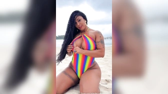 Rosiane Pinheiro na playboy exibindo a buceta na praia do litoral de São Paulo