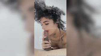 Aquela La erome lambendo e mamando a piroca do negão