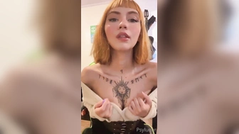 Psylunar xxx exibindo os peitos pequenos naturais e durinhos