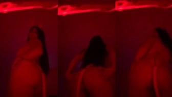 Threelove pelada rebolando a bunda grande bem safada