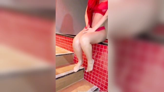 Brenda Moranguinho nua com uma cara de safada na hidromassagem