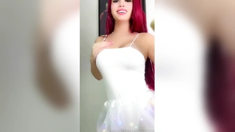 Brenda Moranguinho Xvideos jogando agua na blusa e pagando peitinho