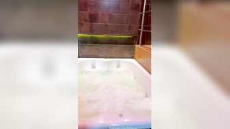 Erome Brenda Moranguinho se exibindo cheia de tesão na piscina do motel