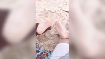 Ray Mattos video de fetiche mostrando os pés com a amiga na praia