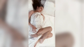 Bruderr nua em uma cena quente na cama o motel