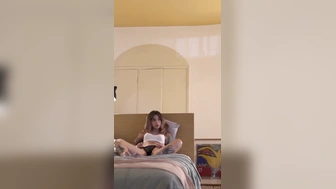 Thata Prd Xvideos masturbando a buceta sozinha no quarto
