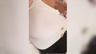 Renata Matos pelada exibindo os peitos grandes de silicone