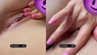 Layane caiu na net metendo os dedos na buceta molhada