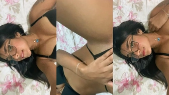 GabWlisses Onlyfans alisando a buceta com uma calcinha preta transparente