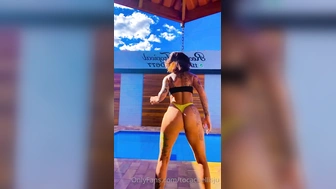 Tocachellisju caiu na net rebolando o cuzão gostoso na piscina
