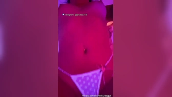 Gizague pelada masturbando a xoxotinha com um pau de borracha
