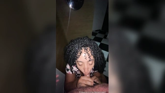 Pati Maia erome pagando boquete e levando uma gozada na boca