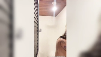 Dayerlly nua exibindo os peitos molhadinha no banho
