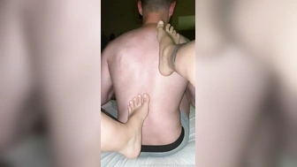 Gabriela Sanches Only fans nua alisando as costas do macho com os pés