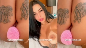 Jaiane Limma porn exibindo a buceta com plug anal socado no cuzinho