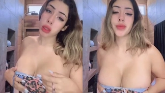 Chiquibunny hot brincando com os peitos grandes cheia de tesão