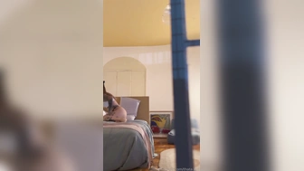 Thata Prd nua se masturbando na cama cheia de tesão
