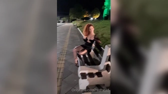 Redhead pron caiu na net se exibindo em publico